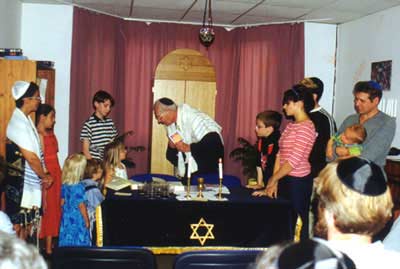 Rabbi Zoref blesses children with Hebrew names.